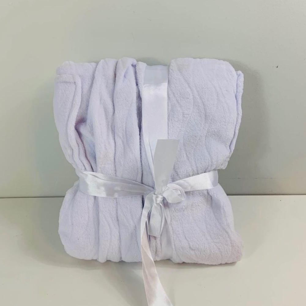 Brand New Women’s Waverly Jacquard White Plush Robe - Picture 2 of 4